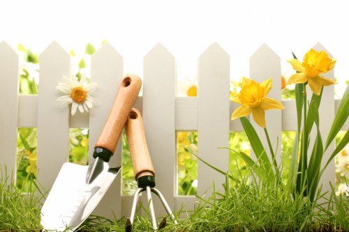 Modern deck design ideas for small Vauxhall gardens
